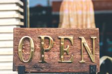 DÍAS DE APERTURA AUTORIZADOS EN DOMINGOS Y FESTIVOS DE LOS ESTABLECIMIENTOS COMERCIALES PARA EL AÑO 2021