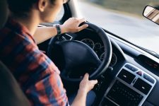 LA DGT ACLARA QUE ESTÁ PERMITIDO QUE VAYAN DOS PERSONAS EN FURGONETAS DE CARGA